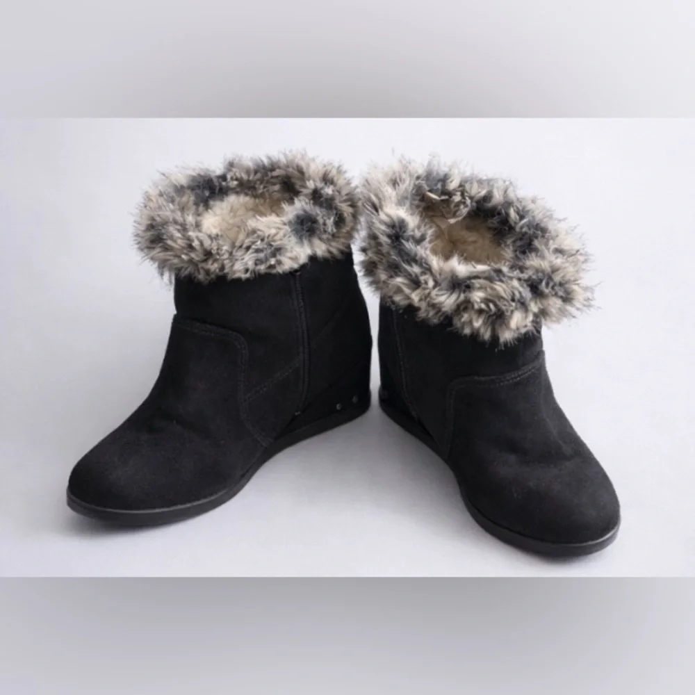✨ JustFab Black Wedge Boots Faux Fur Cozy Winter Chic Zip Size 7.5 ✨‎